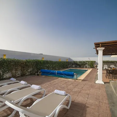 Sophisticated Lanzarote Mervella 4 Bedrooms Spacious Terrace Area Private Pool Πλάγια Μπλάνκα
